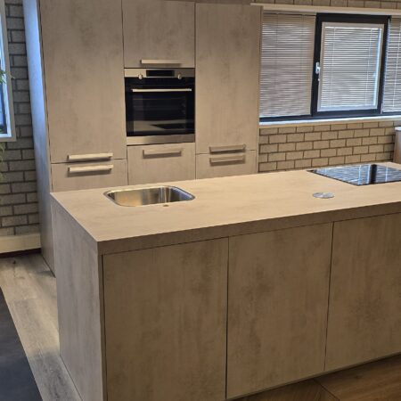 NIEUWE BRUYNZEEL LUXE Eilandkeuken / Betonlook grijs / AEG Apparatuur K/765