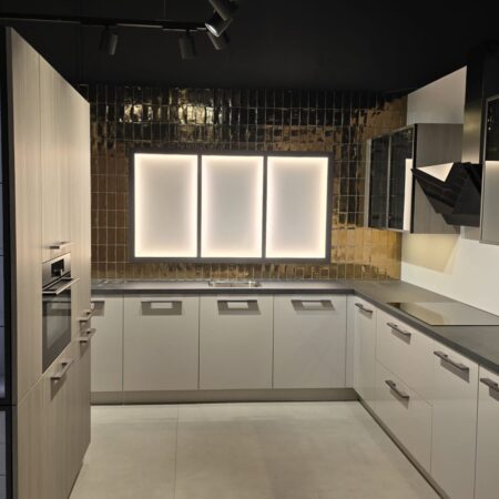 NIEUWE BRUYNZEEL Luxe Keuken met Kastenwand / VIJF PELGRIM Apparaten K/1194